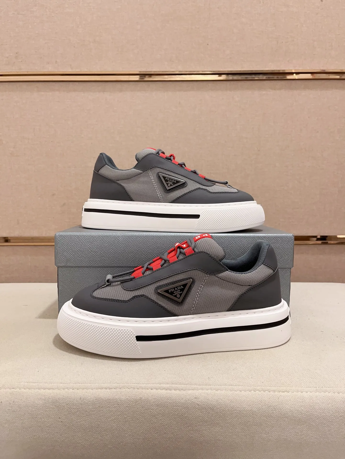 Men's shoes 💰 580💰 ✔️✔️✔️High-quality new PRADA counters are launched at the same time. The new men's shoes and 😘fabrics are selected from first-layer cowhide and are made by pure handicrafts. Lining: Full cowhide lining. 👍🏿 High-end ☄️ air-cushion molded anti-slip rubber outsole, exquisite lines, simple and elegant, comfortable and high-end for leisure travel. Code number: 38 to 44